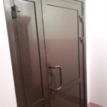 Алюминиевая дверь в коричневом цвете